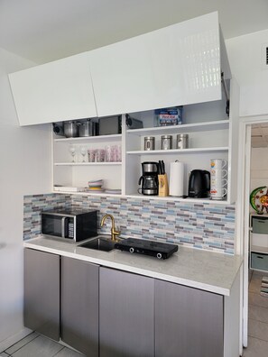 Interior - Centrally located Studio close to the beach & supermarket with pool. 3 beds (Hallandale Beach)