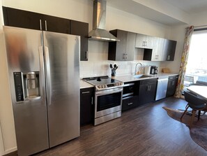 Refrigerador, microondas, horno y parrilla de estufa 