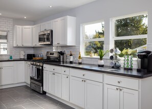 冷蔵庫、電子レンジ、オーブン、コンロ