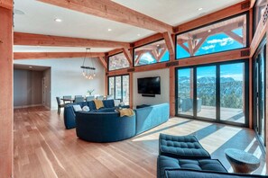 Télévision, cheminée, jeux vidéo, livres