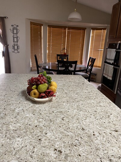 Cozy family home. Minutes away from west gate ( state farm stadium)!!