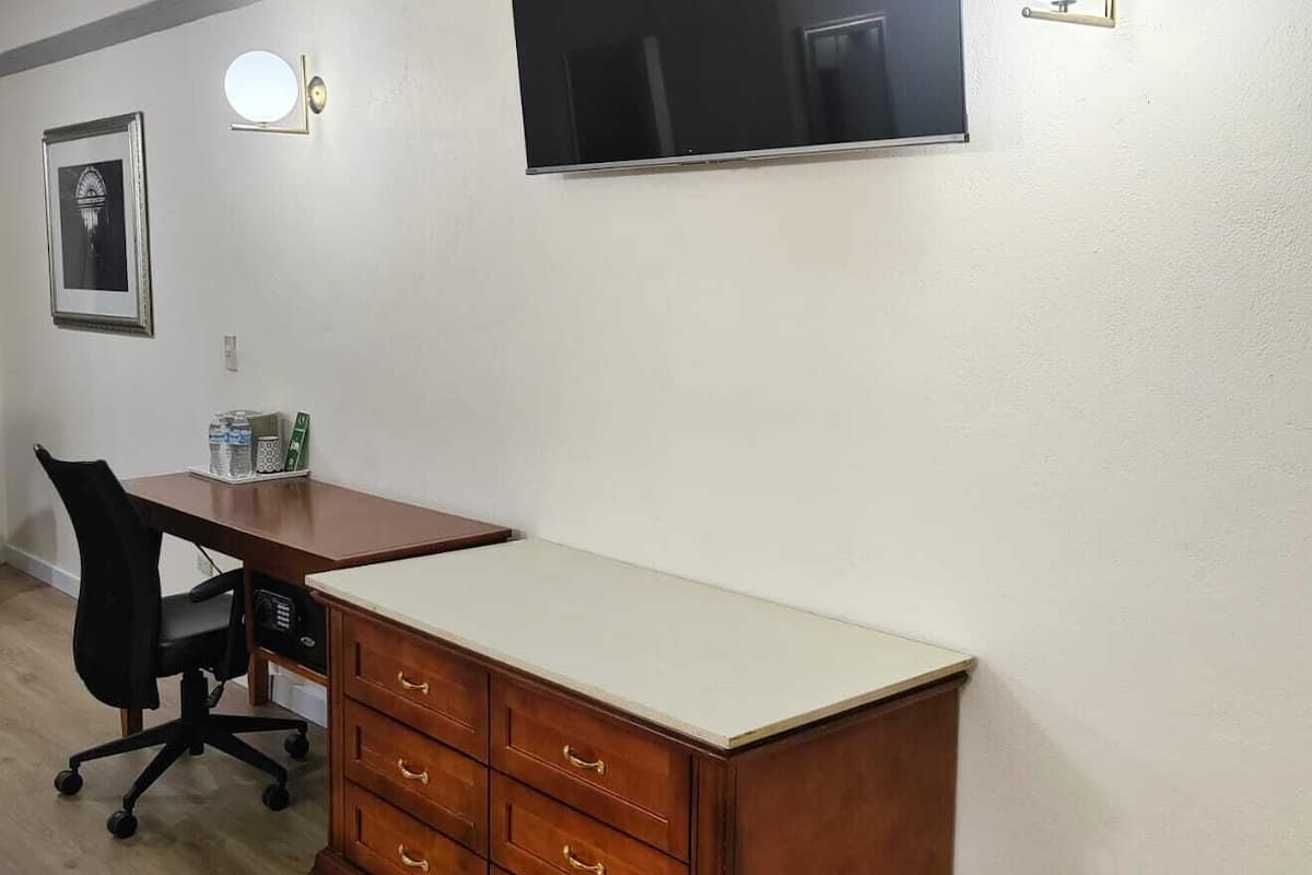 Een kluis op de kamer, een bureau, een laptopwerkplek