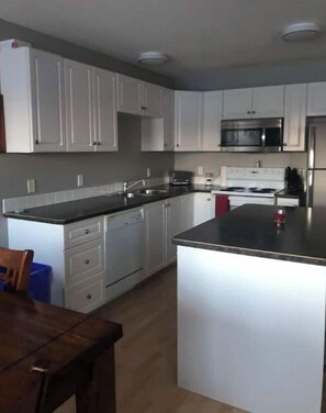 Fridge, microwave, oven, stovetop - Comfortable Clean and Ready for your arrival (Bonnyville)