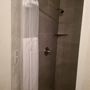 Douche, sèche-cheveux, serviettes fournies, savon