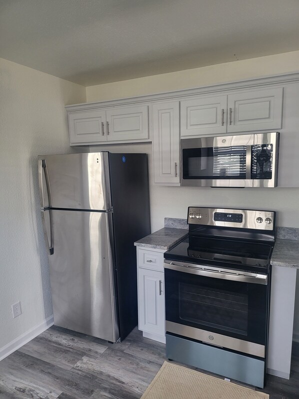 Refrigerador, microondas, horno y parrilla de estufa 