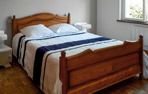 4 makuuhuonetta, vauvan matkasänky, vuodevaatteet