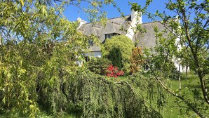 Ein Haus, umgeben von üppigem Grün und einem gepflegten Garten.