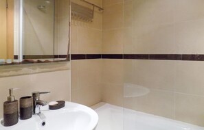 Bathtub, hair dryer - Beach front apartment in Torre la Sal (Torre la Sal)