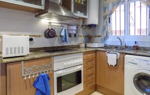 Frigorífico, microondas, placa de cocina y lavavajillas
