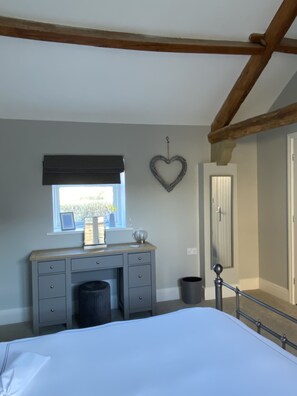 1 habitación, tabla de planchar con plancha y cuna de viaje