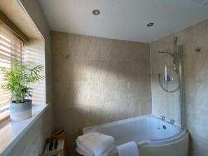 Een haardroger, handdoeken, zeep, shampoo