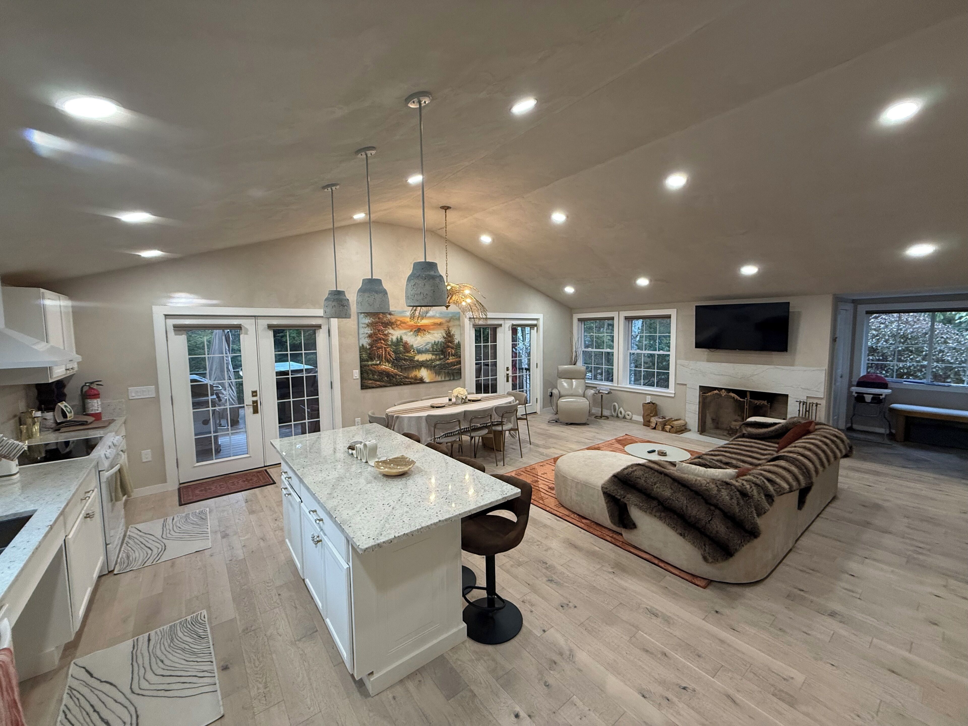Smart TV, fireplace