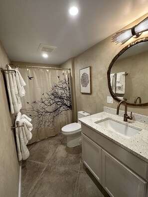 Doccia, asciugacapelli, asciugamani, sapone