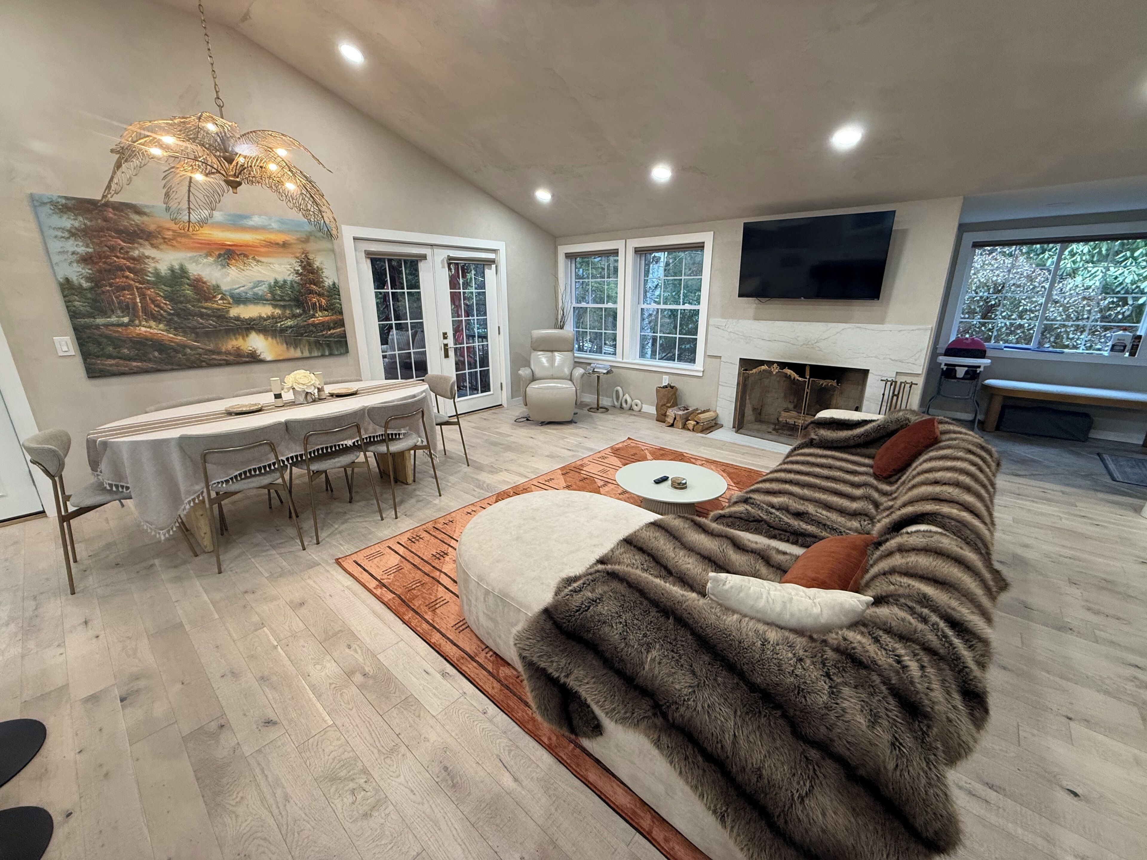 Smart TV, fireplace