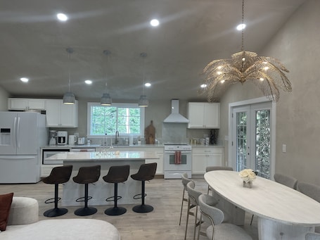 Fridge, microwave, oven, stovetop.
Luxury 3/2, Wheelchair access, Hot Tub+Lift, Yard, Fireplace Walk to Lighthouse