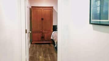 Deluxe Room | 1 bedroom, individually decorated, individually furnished, desk