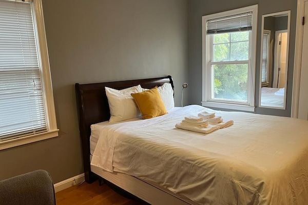 Deluxe Room | 1 bedroom, desk, laptop workspace, iron/ironing board