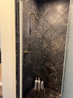 Shared bathroom - Miller Apartments (South San Francisco)