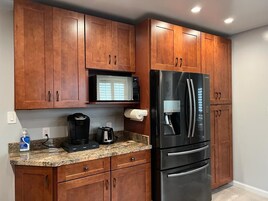 Refrigerador, microondas, cafetera/tetera, mesa de comedor