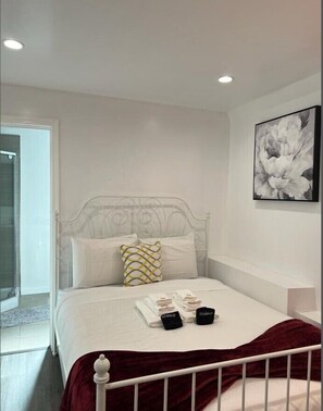 Deluxe Room | 1 bedroom, individually decorated, individually furnished, desk - Miller Apartments (South San Francisco)