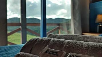 Cabaña romántica | Ropa de cama de alta calidad, minibar y decoración personalizada