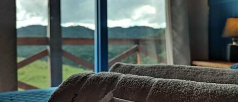 Ropa de cama de alta calidad, minibar y decoración personalizada