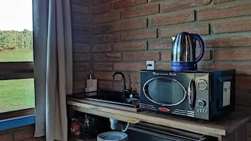 Cabaña romántica | Cocina privada | Frigobar, microondas y periquera