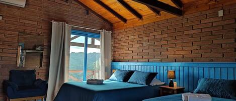 Romantic Cabin | Premium bedding, minibar, individually decorated, laptop workspace