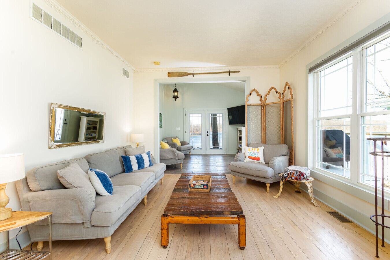 Smart TV, table tennis, books, stereo