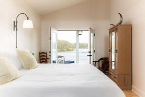 3 habitaciones, escritorio y tabla de planchar con plancha 