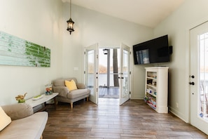 Smart TV, ping pong, books, stereo - 3 Bed 3 Ba Screenporch/Sunset Lake Views (LaPorte, Indiana, US)