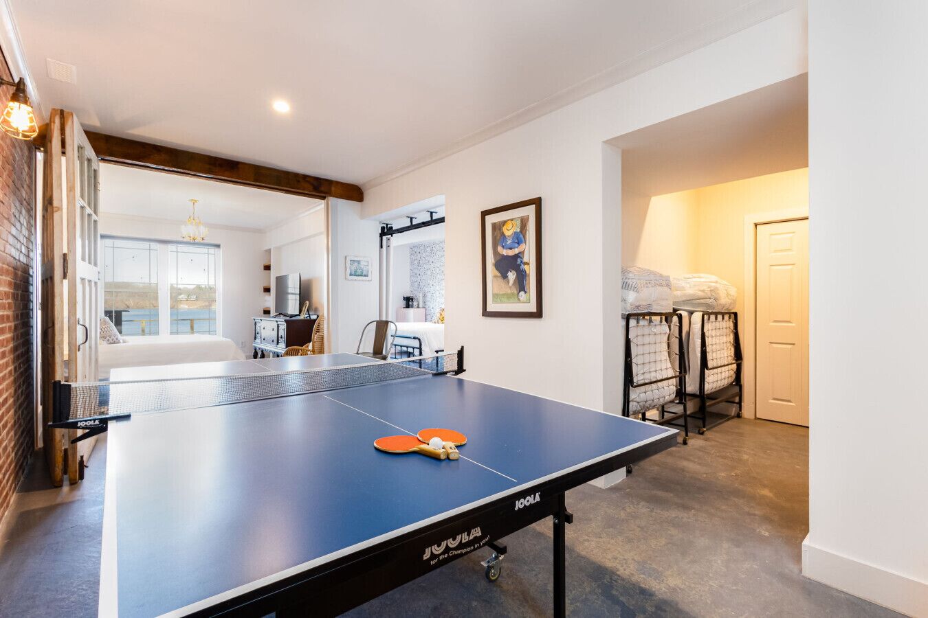 3 quartos, escrivaninha, ferros/tábuas de passar roupa, berço de viagem