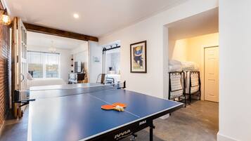 3 quartos, escrivaninha, ferros/tábuas de passar roupa, berço de viagem