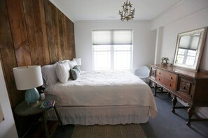 3 bedrooms, desk, iron/ironing board, travel cot