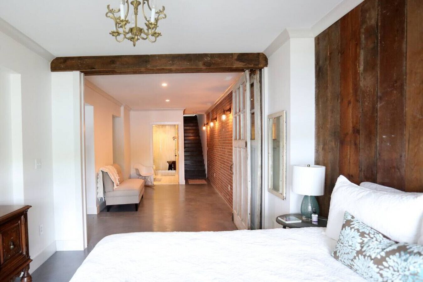 3 slaapkamers, een bureau, een strijkplank/strijkijzer, reisbedje