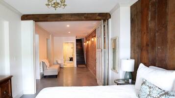 3 bedrooms, desk, iron/ironing board, travel crib