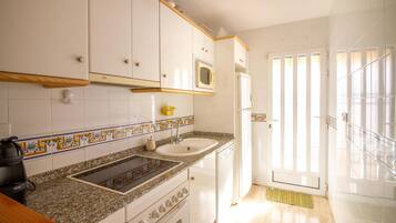 Een kookplaat, een vaatwasser