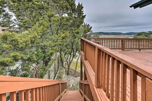 Property grounds - Lakehills Vacation Rental on Medina Lake (Lakehills)