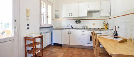 ثلاجة، موقد طهي مسطح، ماكينة لصنع القهوة/الشاي