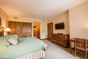 1 bedroom, iron/ironing board, free WiFi, bed sheets - Cozy Ski Retreat in Crested Butte | Hot Tub (Crested Butte)