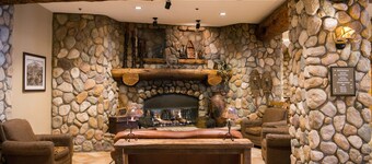 Great Value! Cozy + Rustic Room with Sauna Access