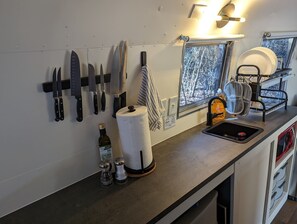 Frigorifero, microonde, piano cottura, macchina per tè/caffè