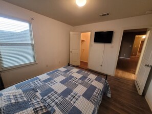 Room - Furnished room stay with queen bed (Houston)