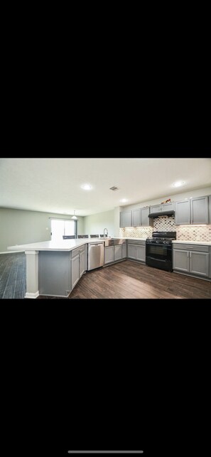 Private kitchen - Furnished room stay with queen bed (Houston)