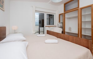 2 bedrooms, travel crib, free WiFi, bed sheets