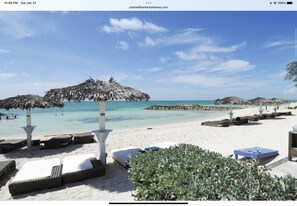 Chaises longues, serviettes de plage