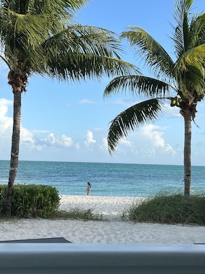 Sun loungers, beach towels - Beautiful white sand beaches, crystal clear turquoise water and romantic sunsets (Nassau)