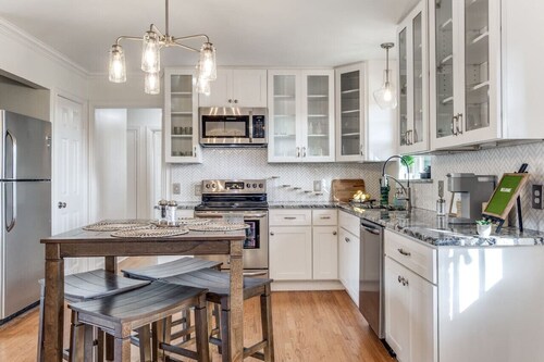 Cozy Modern Home - Perfect Work & Getaway Location