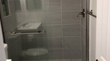 Serviettes fournies, savon, shampoing