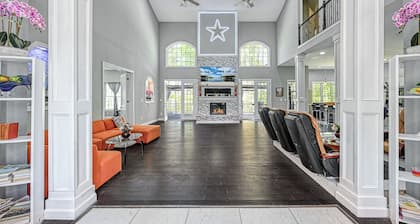 LAKE VIEW CASTLE RETREAT with LAKE ACCESS from Public Dock